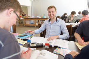 Een docententeam kijkt schriften van leerlingen na bij SSL, de Leidse Examentraining