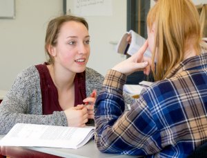 Leerling wordt geholpen door een docent van SSL, de Leidse Examentraining