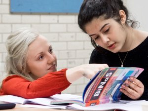 Docent helpt een leerling bij de natuurkunde examentraining SSL