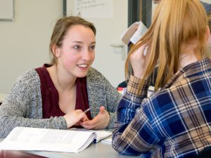 Docent geeft uitleg bij een examentraining Nederlands van SSL Leiden.