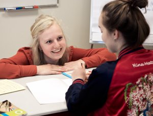 Docent helpt leerling tijdens een examentraining geschiedenis van SSL Leiden.