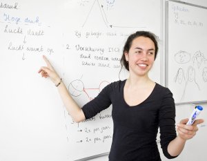 Docent geeft uitleg tijdens een examentraining natuurkunde van SSL Leiden.