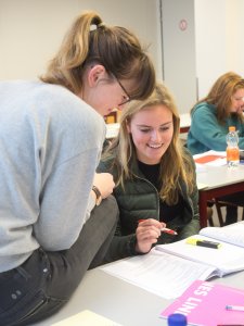 Leerling krijgt hulp van een docent bij de examentraining Nederlands SSL