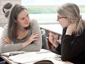 Docent biedt hulp aan een leerling bij de examentraining wiskunde B SSL