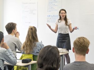 Docent tijdens klassikale uitleg bij een examentraining havo van SSL Leiden.