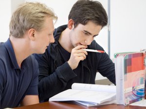 Leerling en docent examentraining natuurkunde SSL