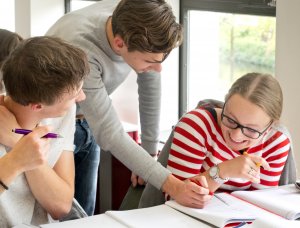 Leerling krijgt uitleg tijdens een examentraining wiskunde van SSL Leiden.