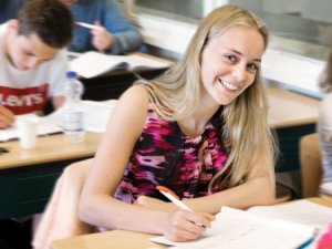 Vrolijke leerling bij de examentraining Frans van SSL Leiden.