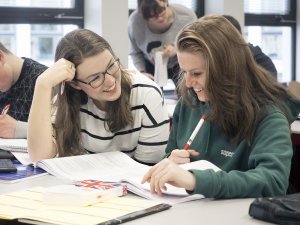 Leerlingen bij een examentraining Engels van SSL Leiden.