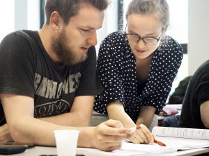 Docent helpt leerling wiskunde A examentraining SSL