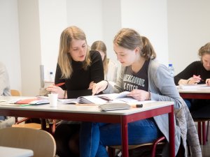 Leerling krijgt hulp van een docent bij de examentraining Duits van SSL