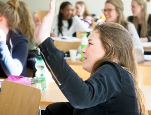 Leerling steekt hand op bij de examentraining Duits SSL