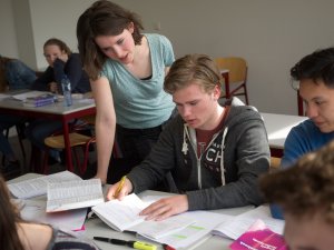 Docent een leerlingen bij de examentraining Latijn van SSL