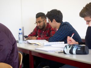 Leerling krijgt hulp bij opgave van docent bij de examentraining Latijn van SSL