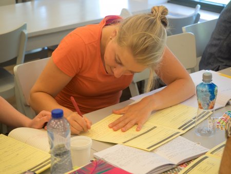 De leerlingen krijgen feedback en tips op de gemaakte opgaven De leerlingen krijgen feedback en tips op de gemaakte opgaven