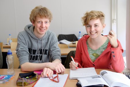 Jonge topdocenten die weten wat je kunt verwachten op je examen Jonge topdocenten die weten wat je kunt verwachten op je examen