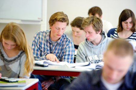 Tegenvragen van de docenten helpen je zelf op het antwoord te komen Tegenvragen van de docenten helpen je zelf op het antwoord te komen